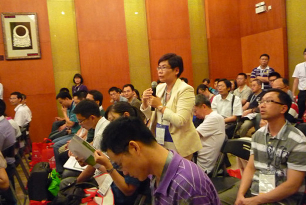 現(xiàn)場觀眾就OLED市場前景以及技術(shù)情況作提問