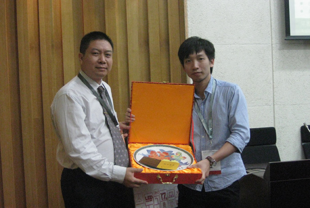 向天寶集團國際有限公司研究院總經(jīng)理朱昌亞頒發(fā)紀(jì)念品