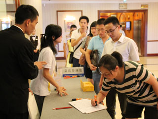 廈門站·參會(huì)觀眾有序排隊(duì)簽到